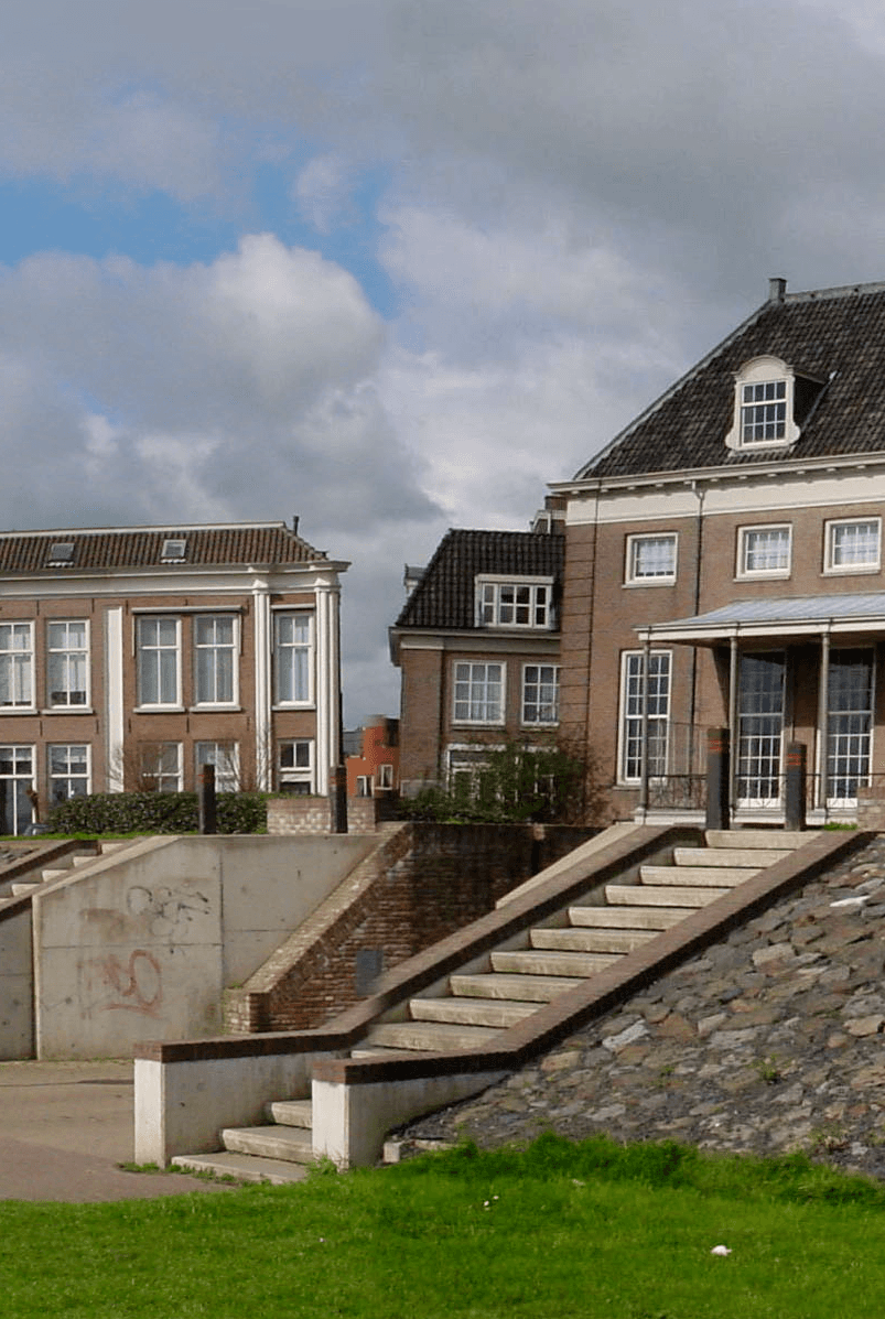 Monteur die dakgoot schoonmaakt met stofzuiger