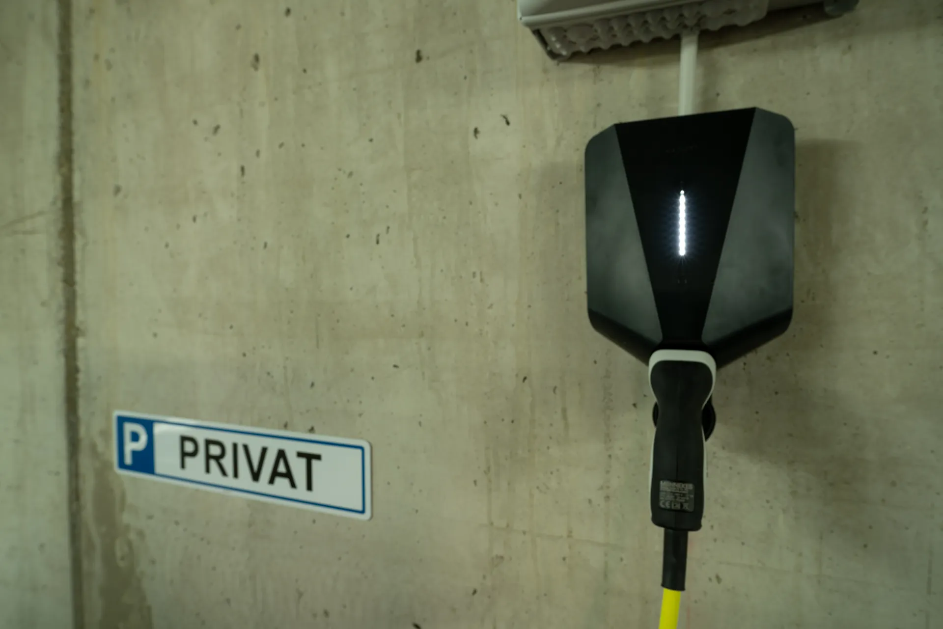 Eine Wallbox an einer Garagenwand.