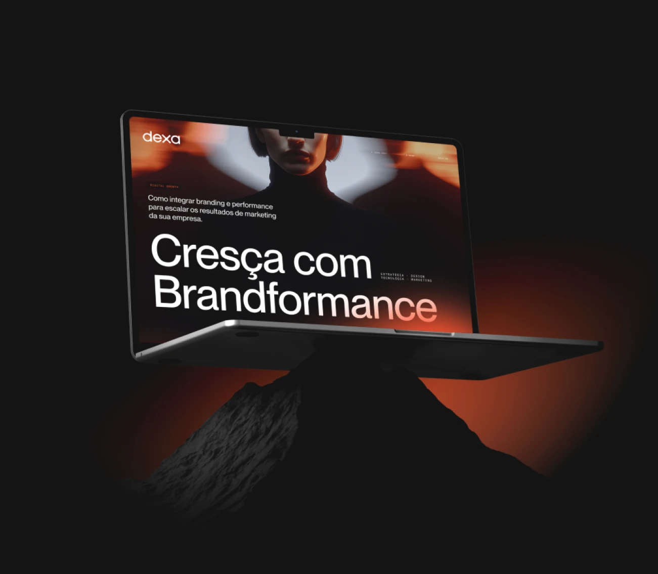 Imagem abstrata de uma ampulheta distorcida sobre fundo laranja.