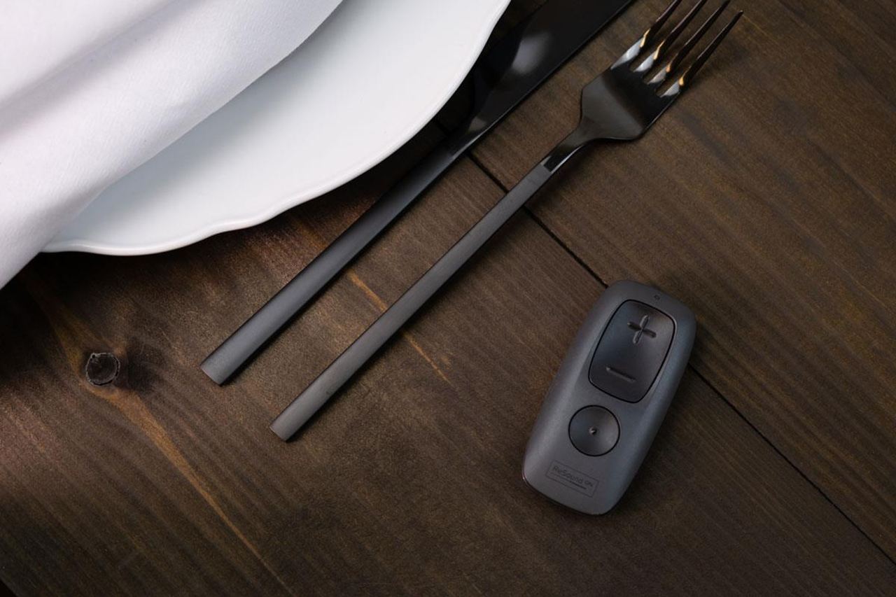 La télécommande ReSound est un accessoire pour appareils auditifs ReSound permettant des réglages simples et discrets.