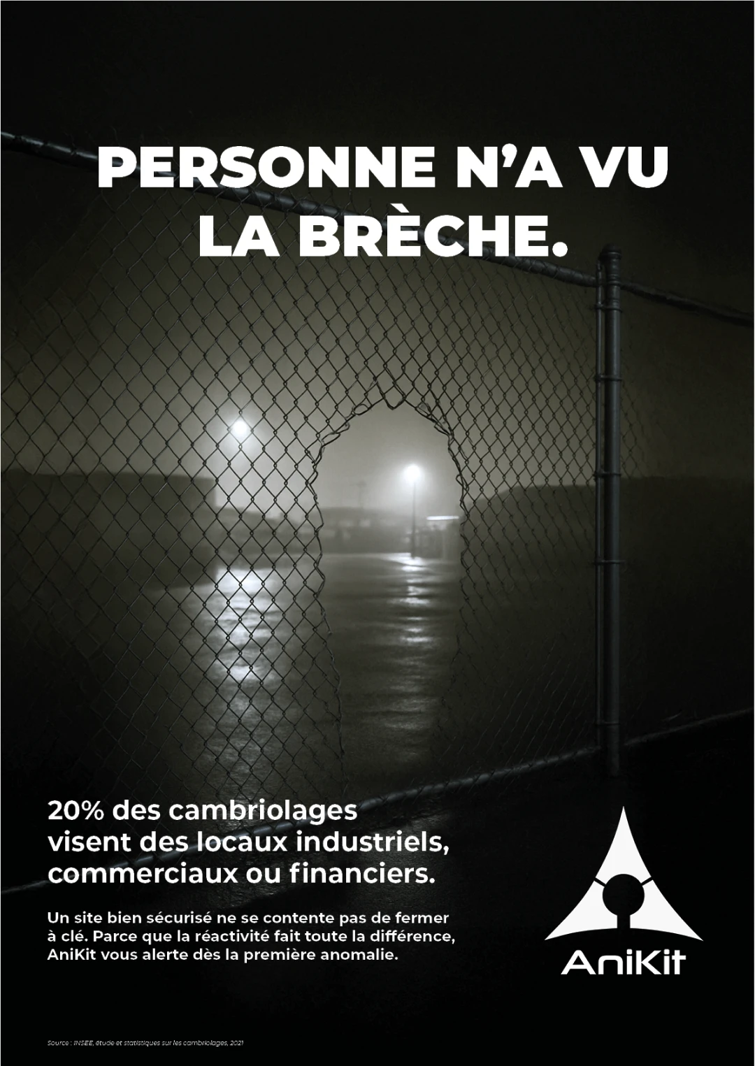 Affiche finale AniKit "Personne n'a vu la brèche" — campagne print prévention cambriolage locaux industriels et commerciaux, direction artistique immersive nocturne, Tartelette Concept graphiste Toulouse