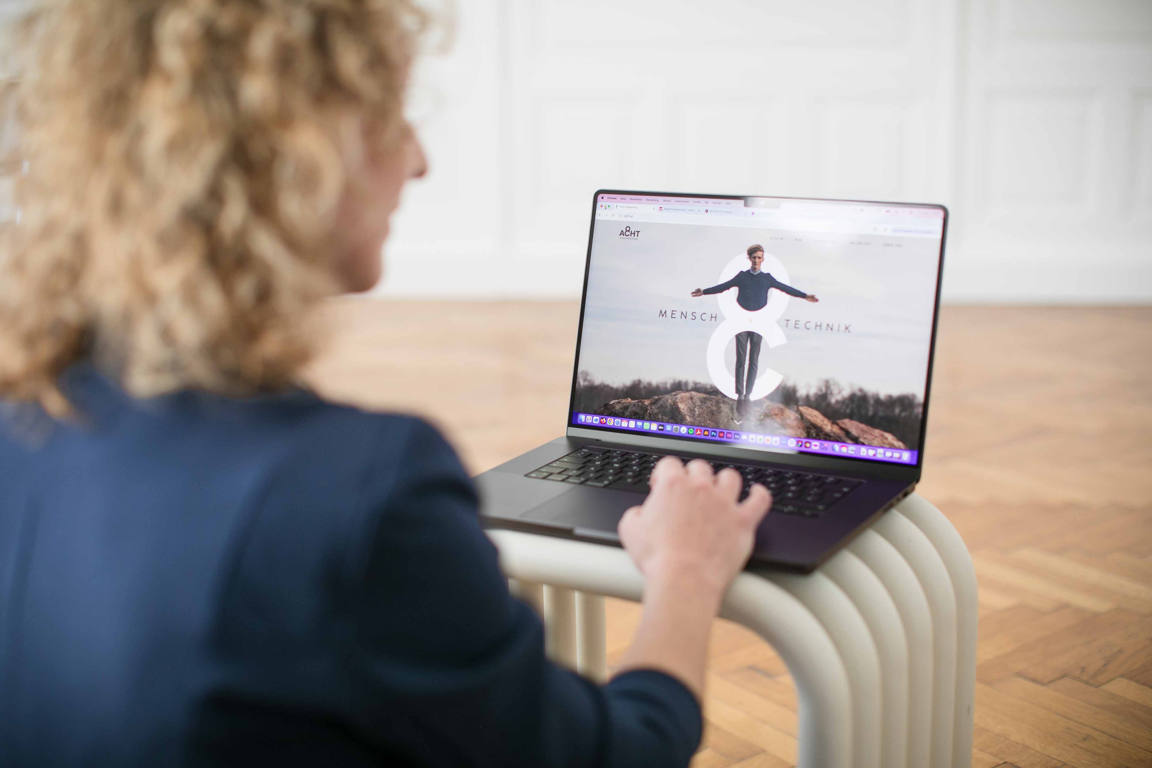 Gestaltung und Umsetzung einer klaren Markenwebsite zur Positionierung von Acht Engineering zwischen Mensch und Technik