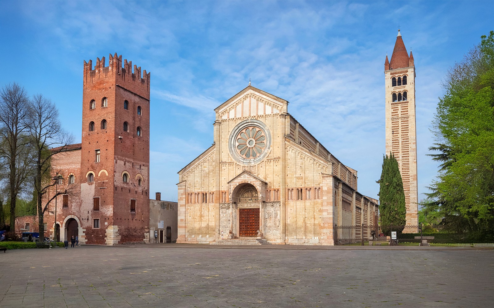 Basilika San Zeno Maggiore di Verona dengan tingkap ros dan menara locengnya yang tersendiri.