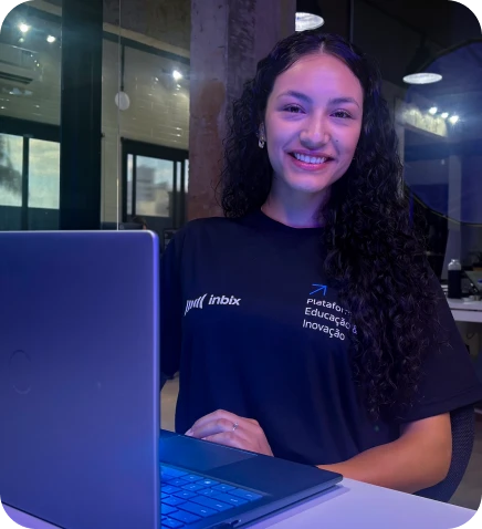 imagem de uma mulher com um notebook em um escritório