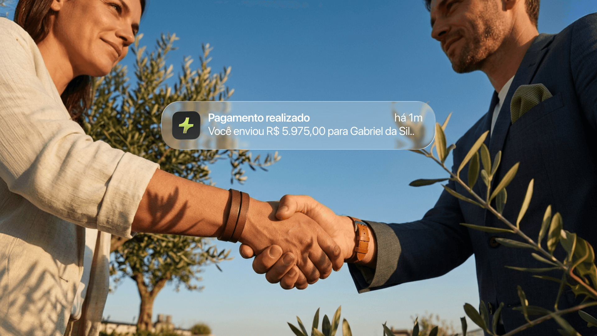 Aperto de mãos entre profissionais ao ar livre, com notificação de pagamento realizado ao fundo, ilustrando o Repasse Inteligente da Tivita para repasses financeiros de clínicas