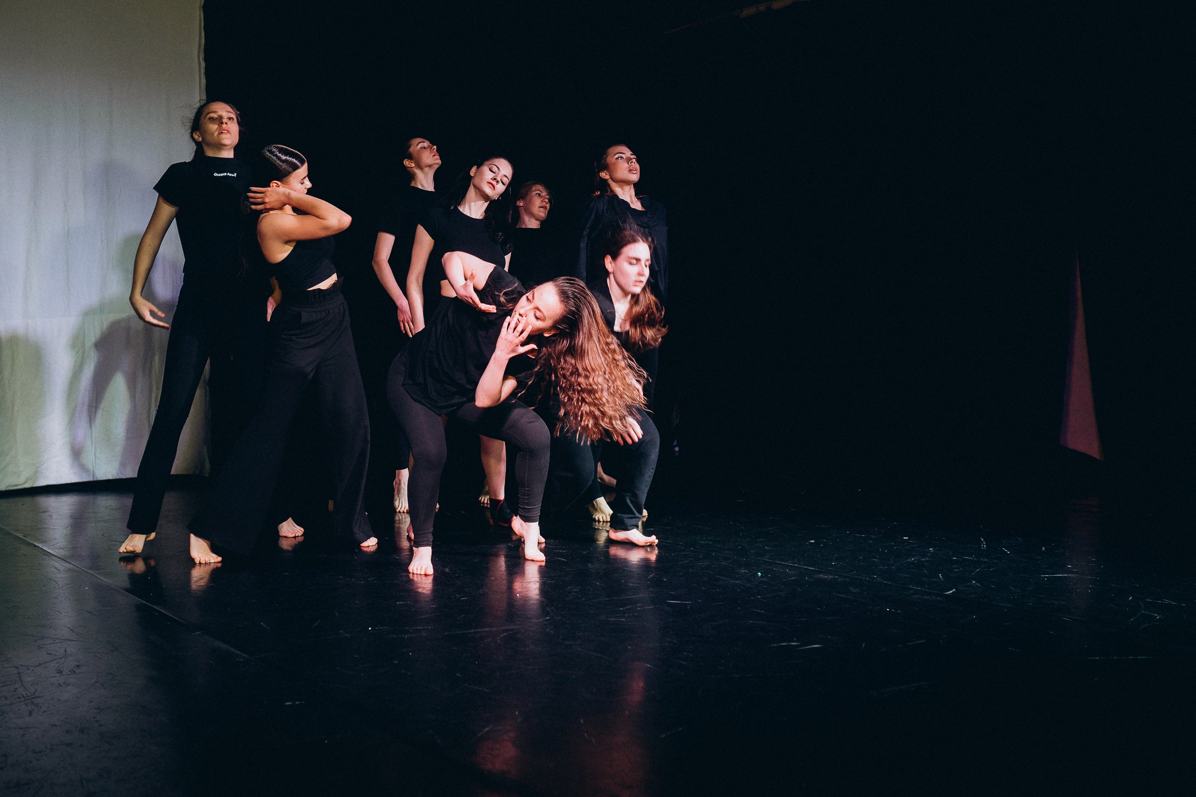 Foto von jungen Leuten, die das Theaterstück aufführen.