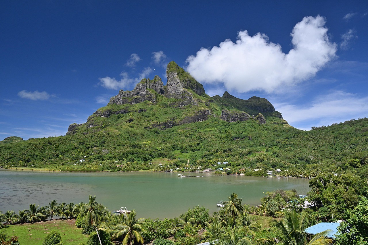 photography of dam during daytime