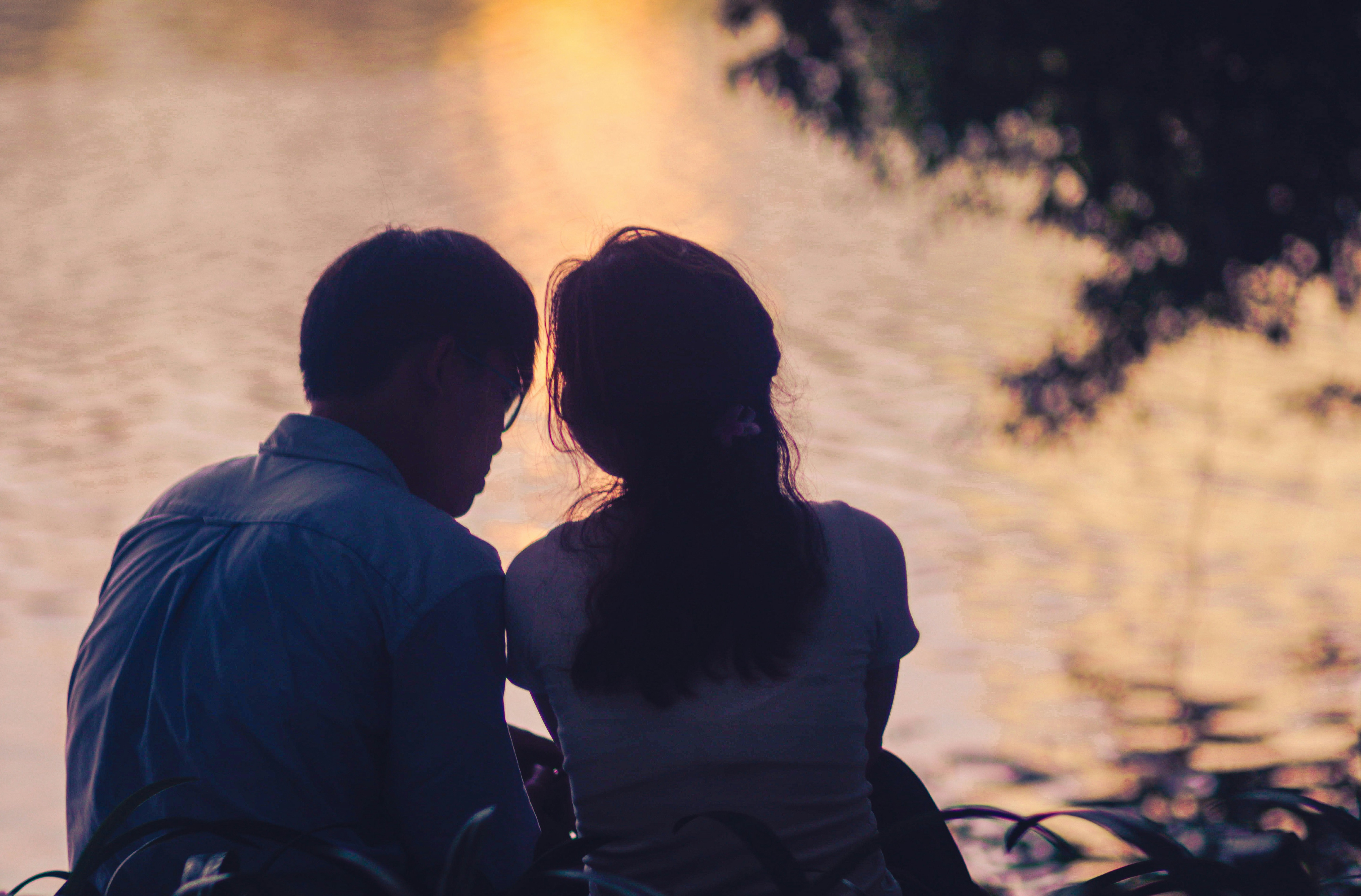 lovers in front of the sea