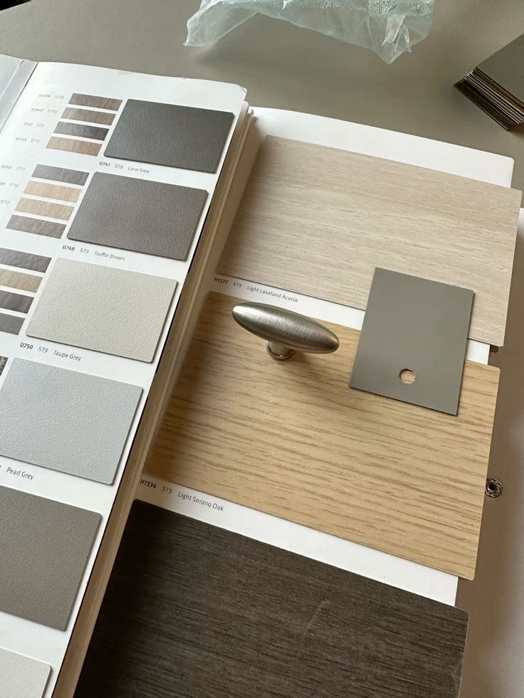 揀選Branding Works膠地板材料，展示多款木紋及灰色地材色版樣板，配襯簡約簡約金屬抽手。