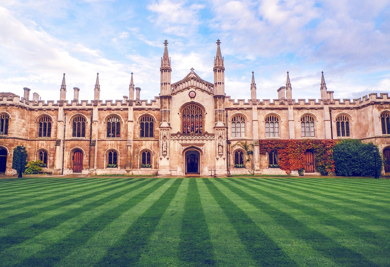 cambridge,-nature,-architecture,-monument,-building,-brick,-grass,-sky - blizniak (pixabay)
