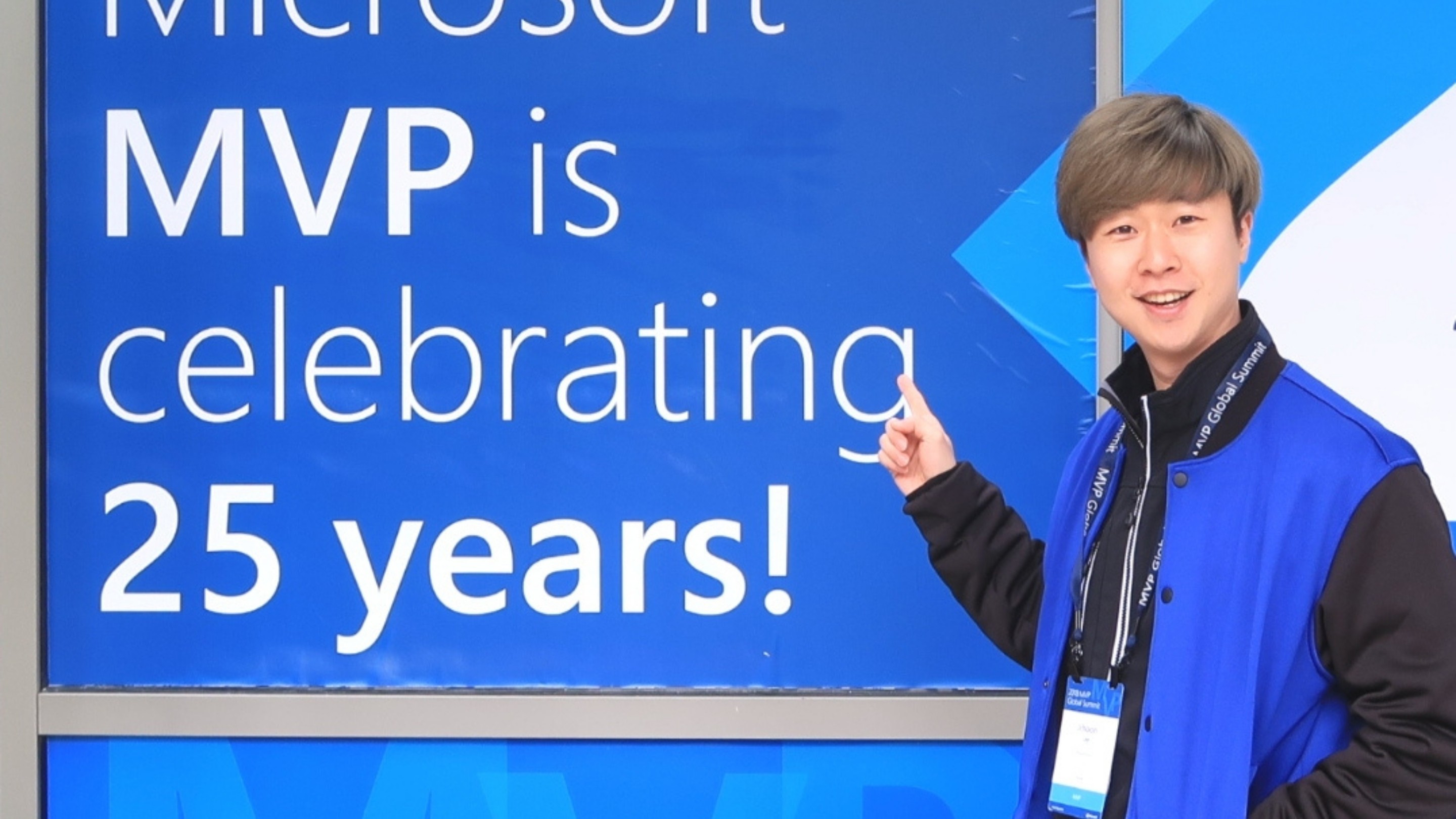 워크스마트 이지훈 대표가 2017년부터 2025년까지 7년 연속 Microsoft M365 MVP Award를 수상하고, 오피스리더 활동을 이어온 내용을 강조한 이미지