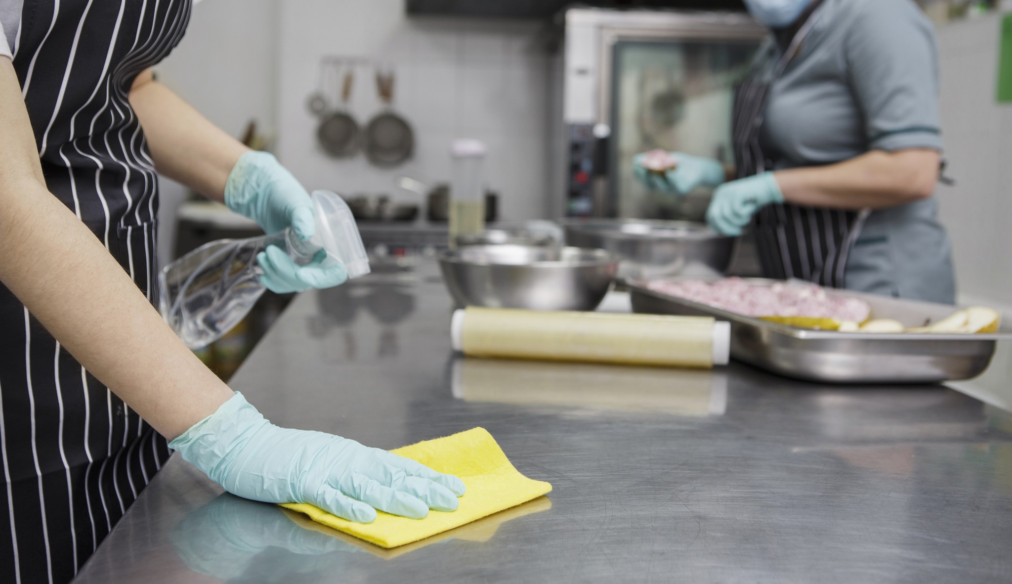 Professionelle Bodenreinigung mit Dampfreiniger durch einen Reinigungsmitarbeiter.