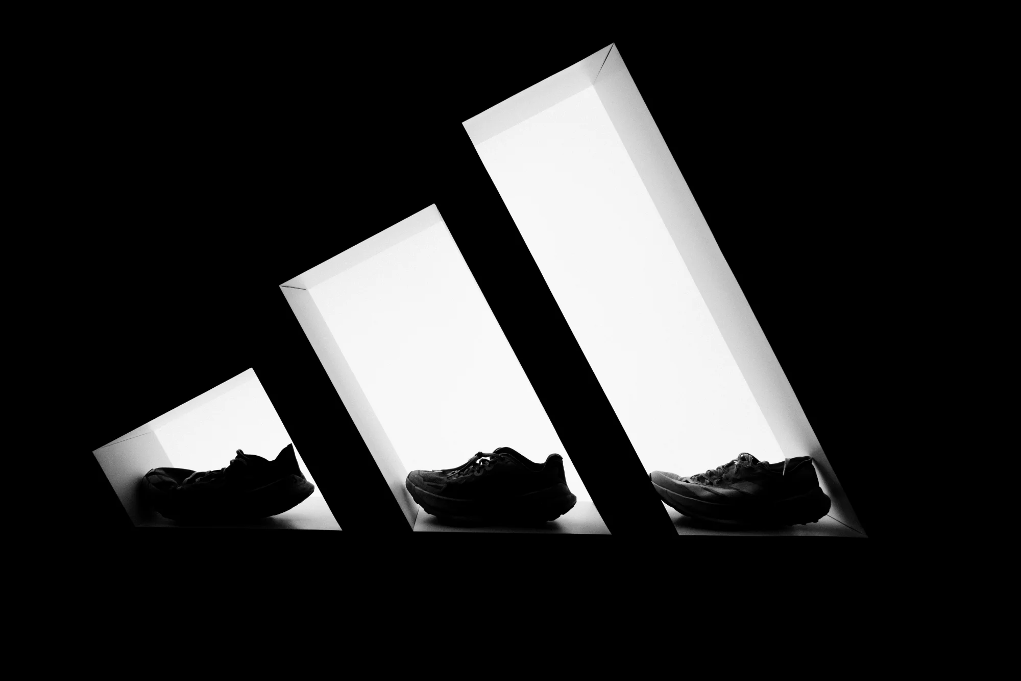 Etageres avec chaussures dans logo