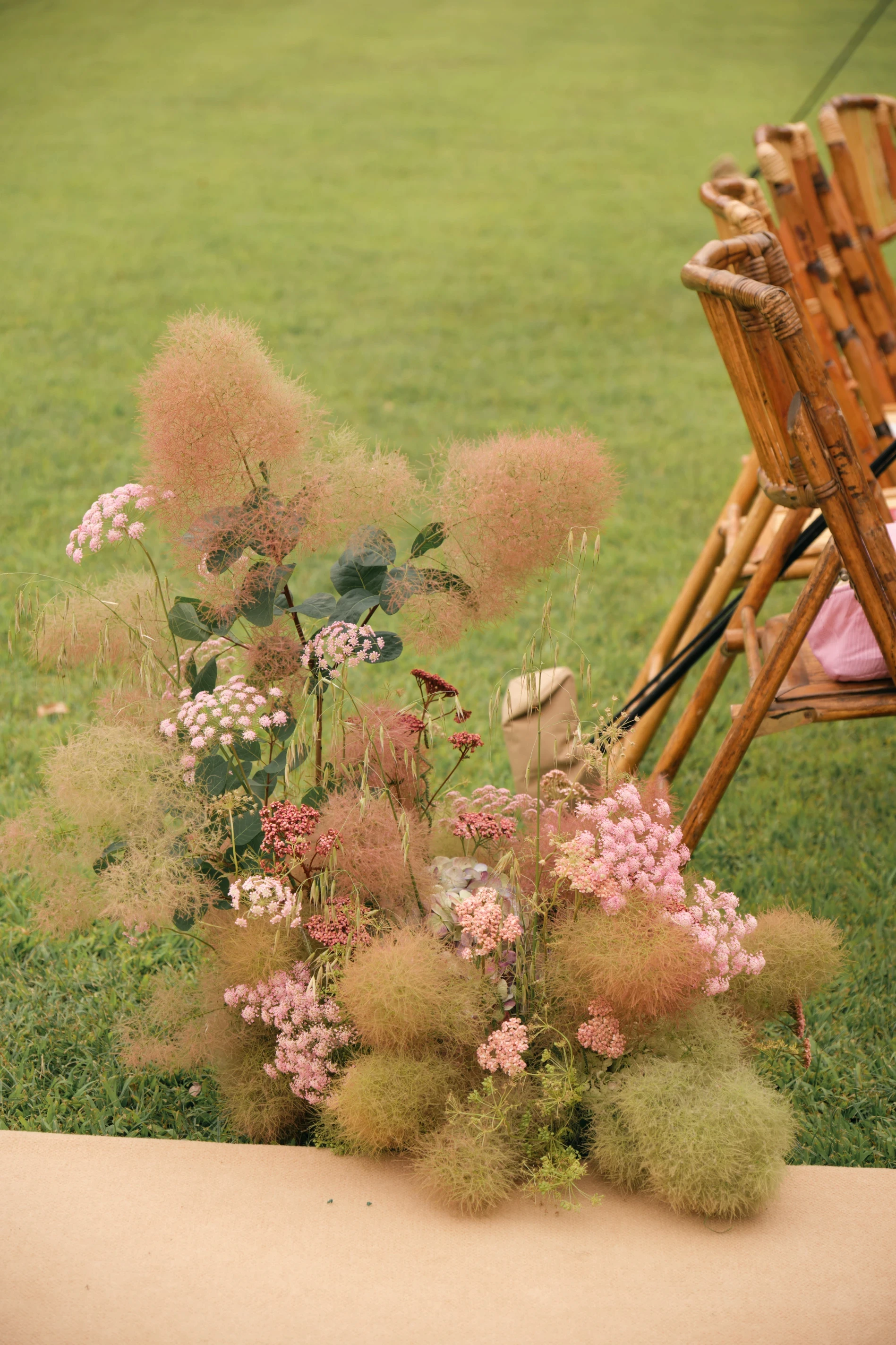 Arreglo floral de piso orgánico con texturas de nube rosada, hortensias y flores en tonos durazno empolvado.