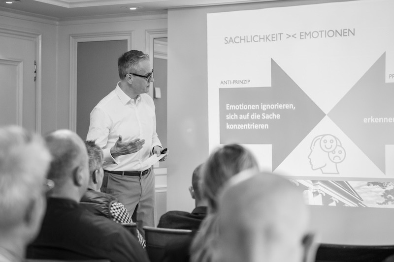 Eine Kaffeetasse auf neutralem Hitnergrund