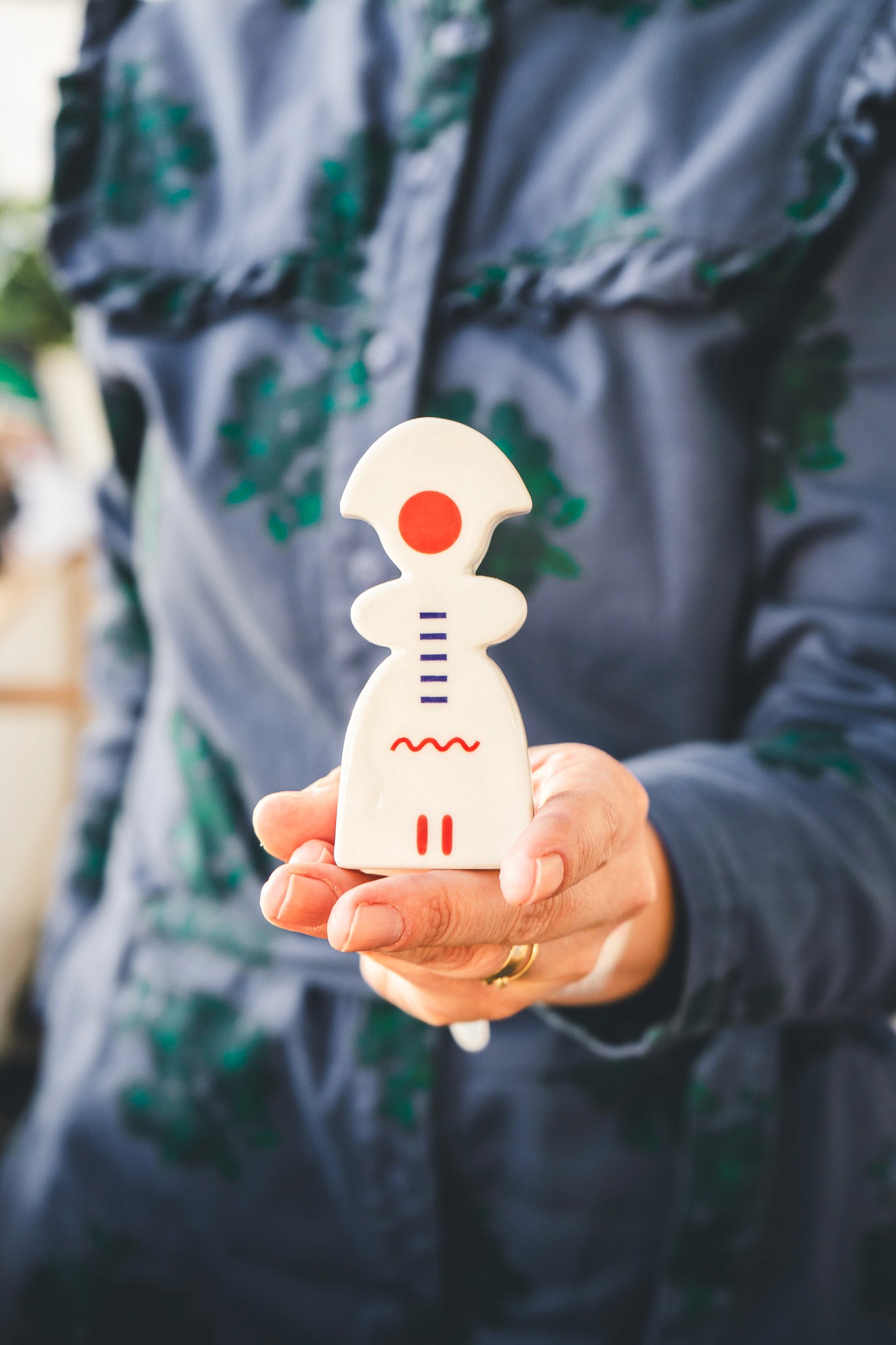 Porcelánová figúrka ženy s červeným kruhom na hlave tvorba Nina A.Soskova