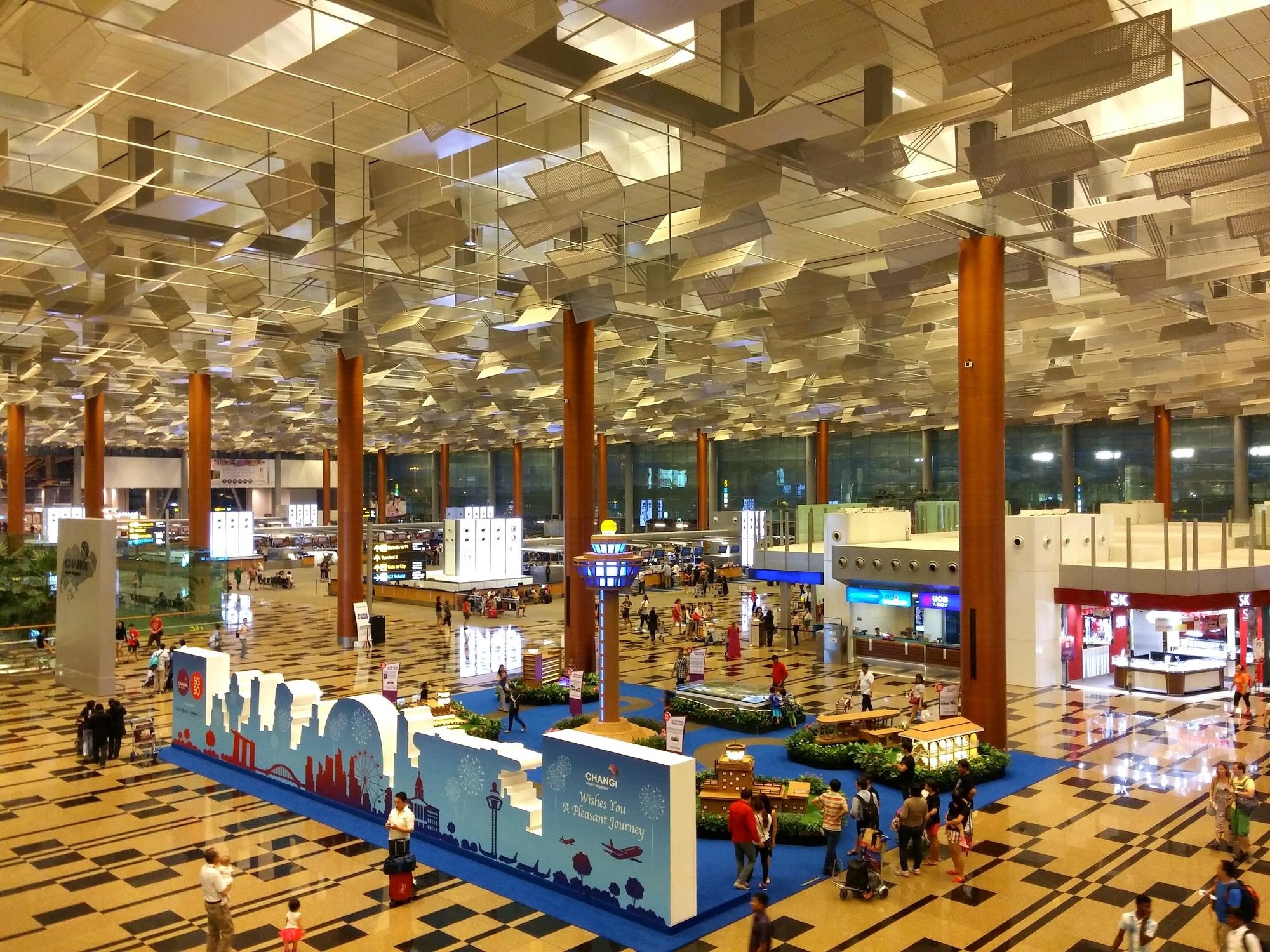 室內匹克球場專業設計工程，採用藍灰色高彈性防滑運動地板與標準標線，具備優質球速反饋與耐磨度。