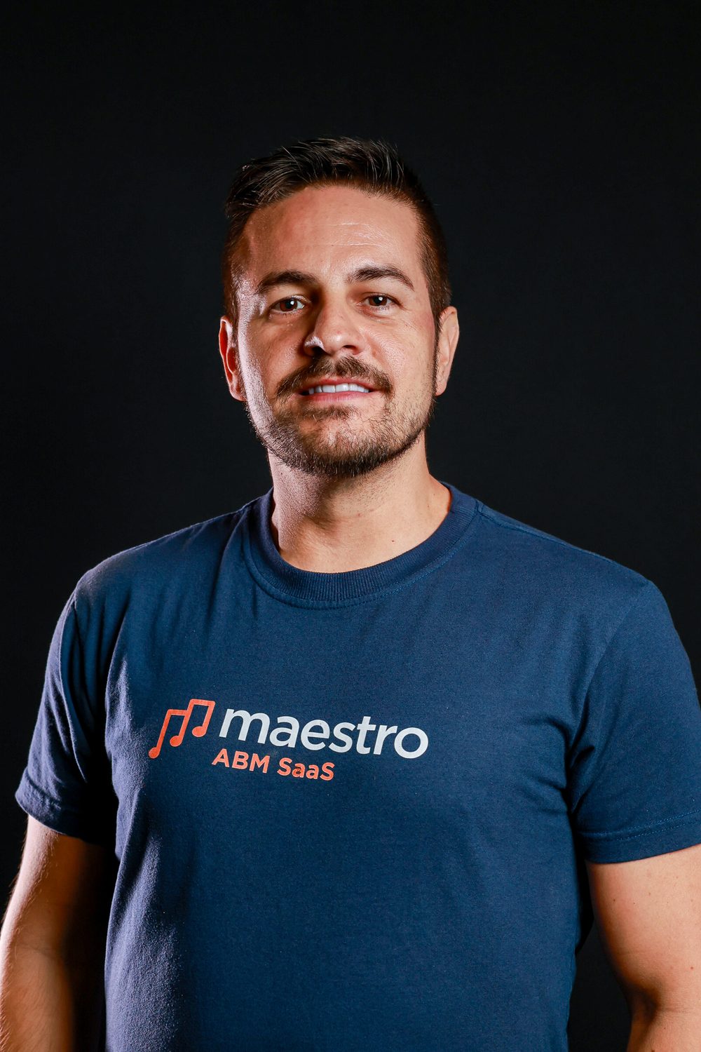 Felipe Spina, retrato em fundo escuro
