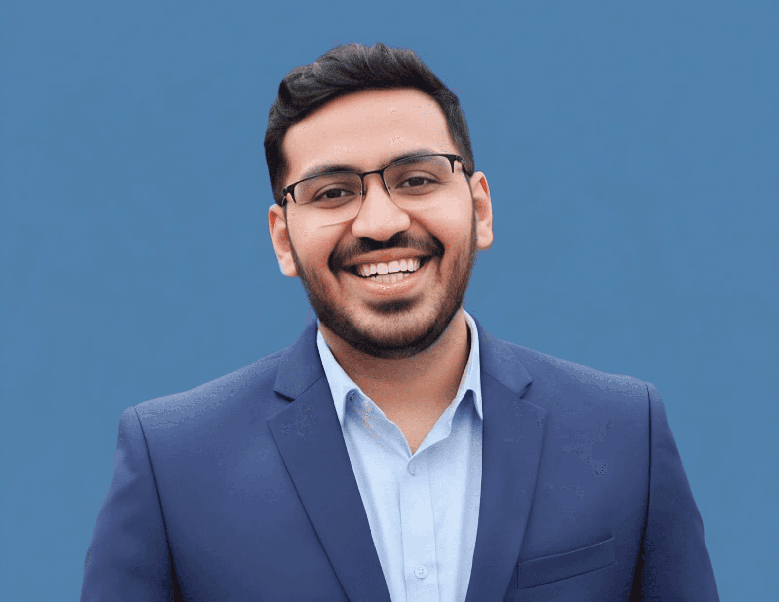 man wearing black notched lapel suit jacket in focus photography