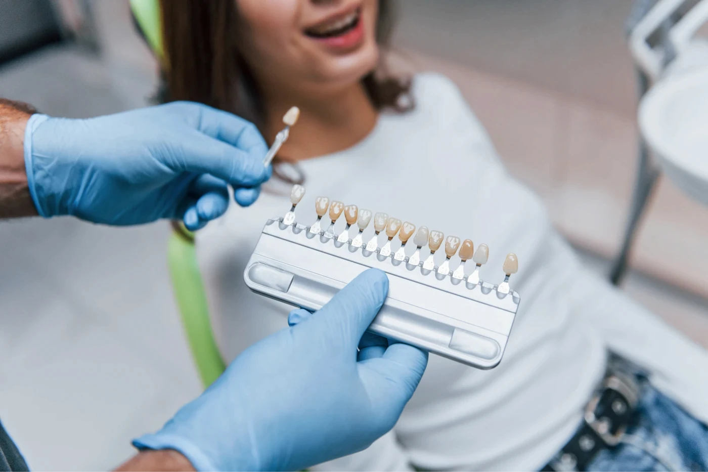 Kobieta na fotelu stomatologicznym podczas wizyty u stomatologa.