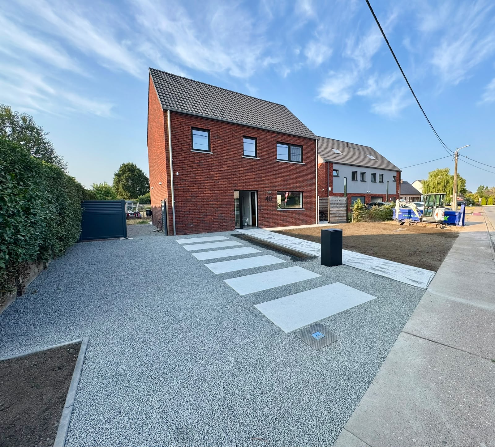 Strakke voortuin met waterdoorlatende steentapijtverharding — extra foto 1