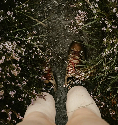 Chaussures de randonnée dans chemin