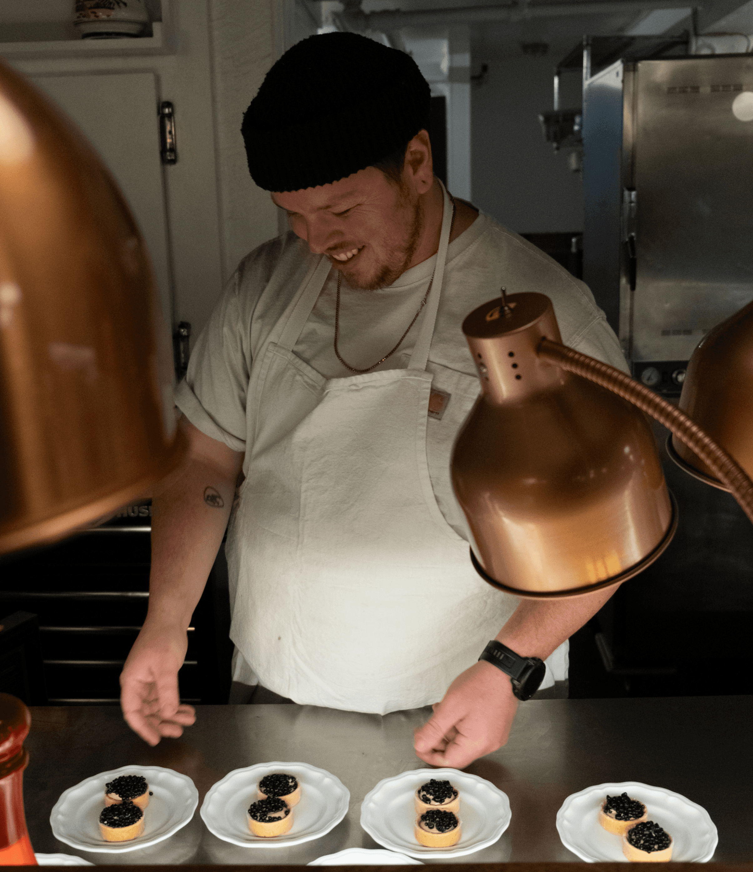 Le chef du Saison Étienne Nadeau prépare les entrées.