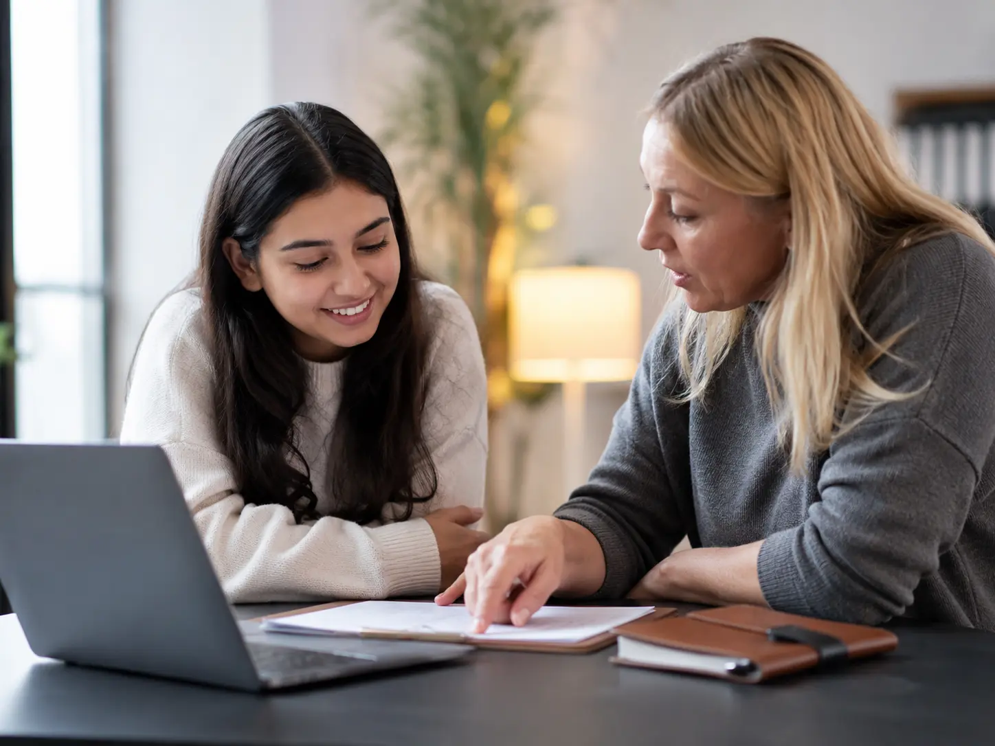 Student receiving personalized university accommodation guidance during an individual planning session