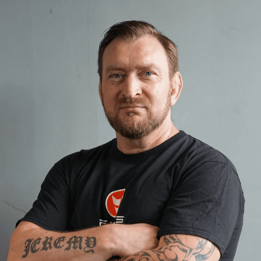Sten, Trainer im Fuchs Kampfsportstudio, spezialisiert auf MMA und Grappling, leitet Training gemeinsam mit seinem Sohn
