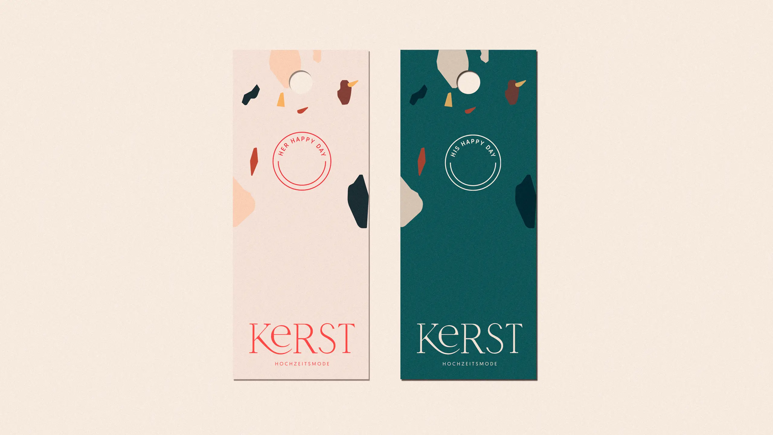 Zwei Produktanhänger im Corporate Design von Kerst Hochzeitsmode für Her Happy Day und His Happy Day mit Terrazzo-Muster, Markenlogo und Sub-Marken-Siegeln.