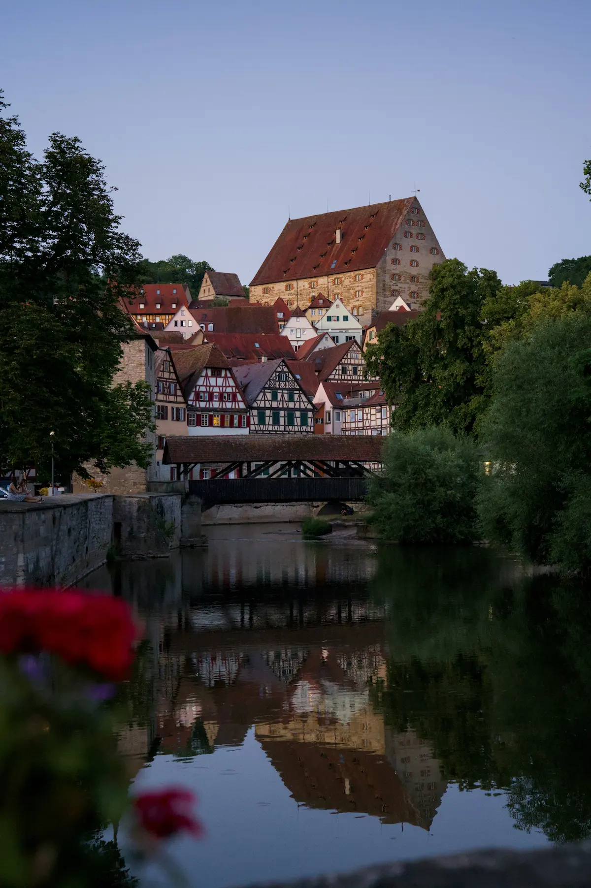 Historische Wohnhäuser und Fachwerkgebäude in Schwäbisch Hall vor weitläufigem Himmel.