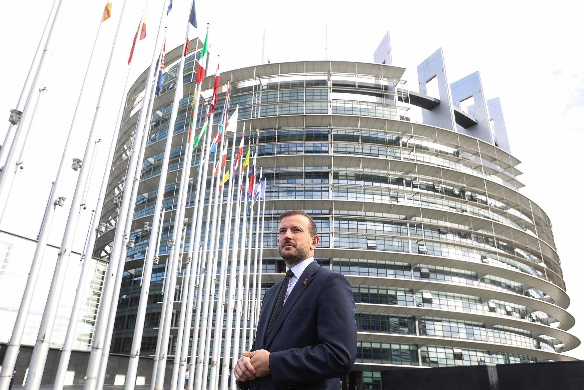 Virginijus Sinkevičius stovi prie Europos Parlamento
