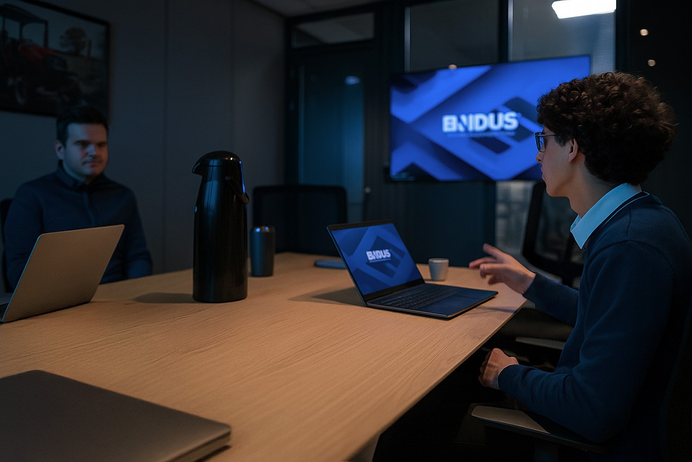 Especialistas de marketing em reunião