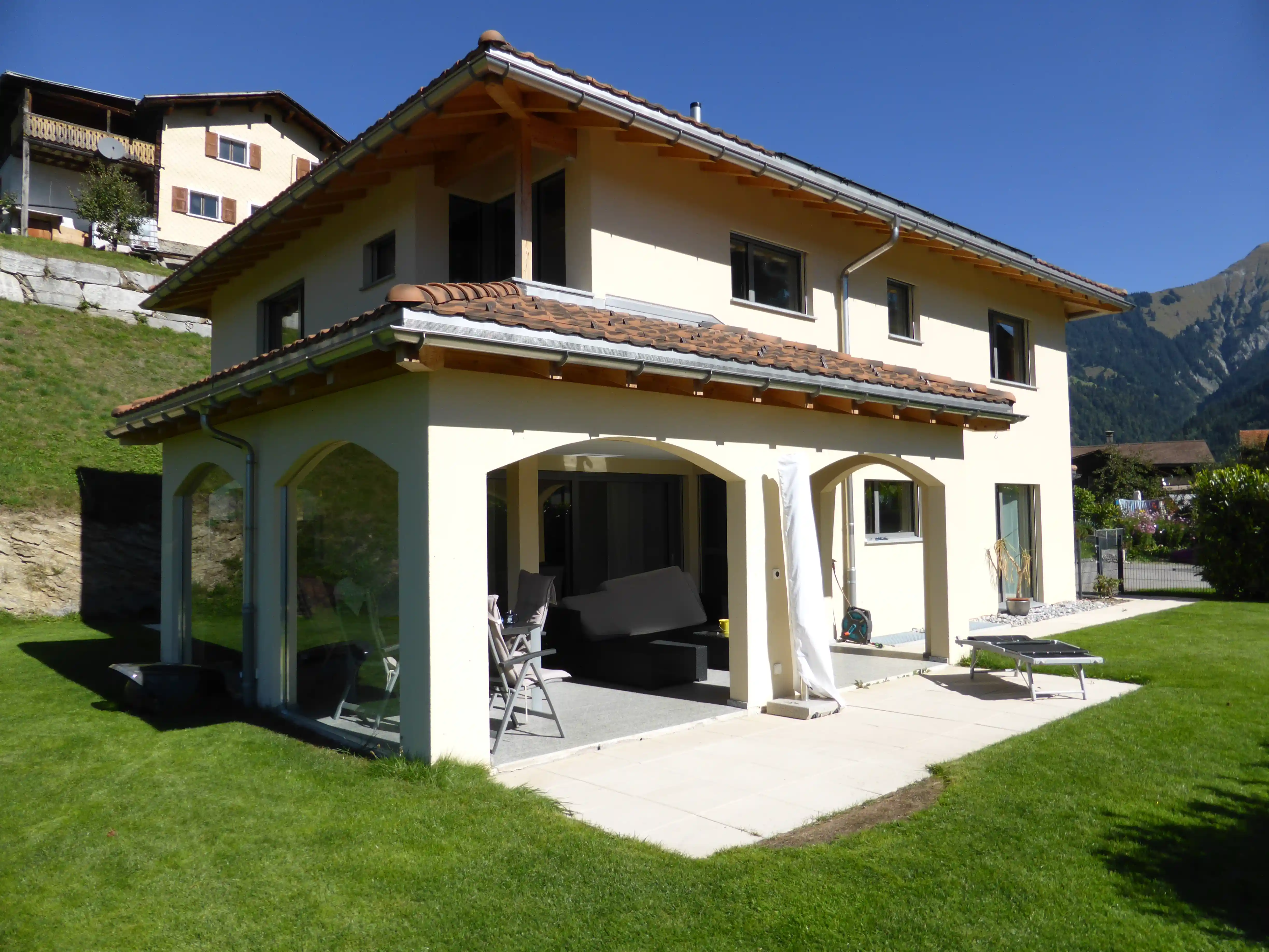 Neubau Einfamilienhaus mit mediterraneer Architektur - Seewis Graubünden - Niggli Architektur