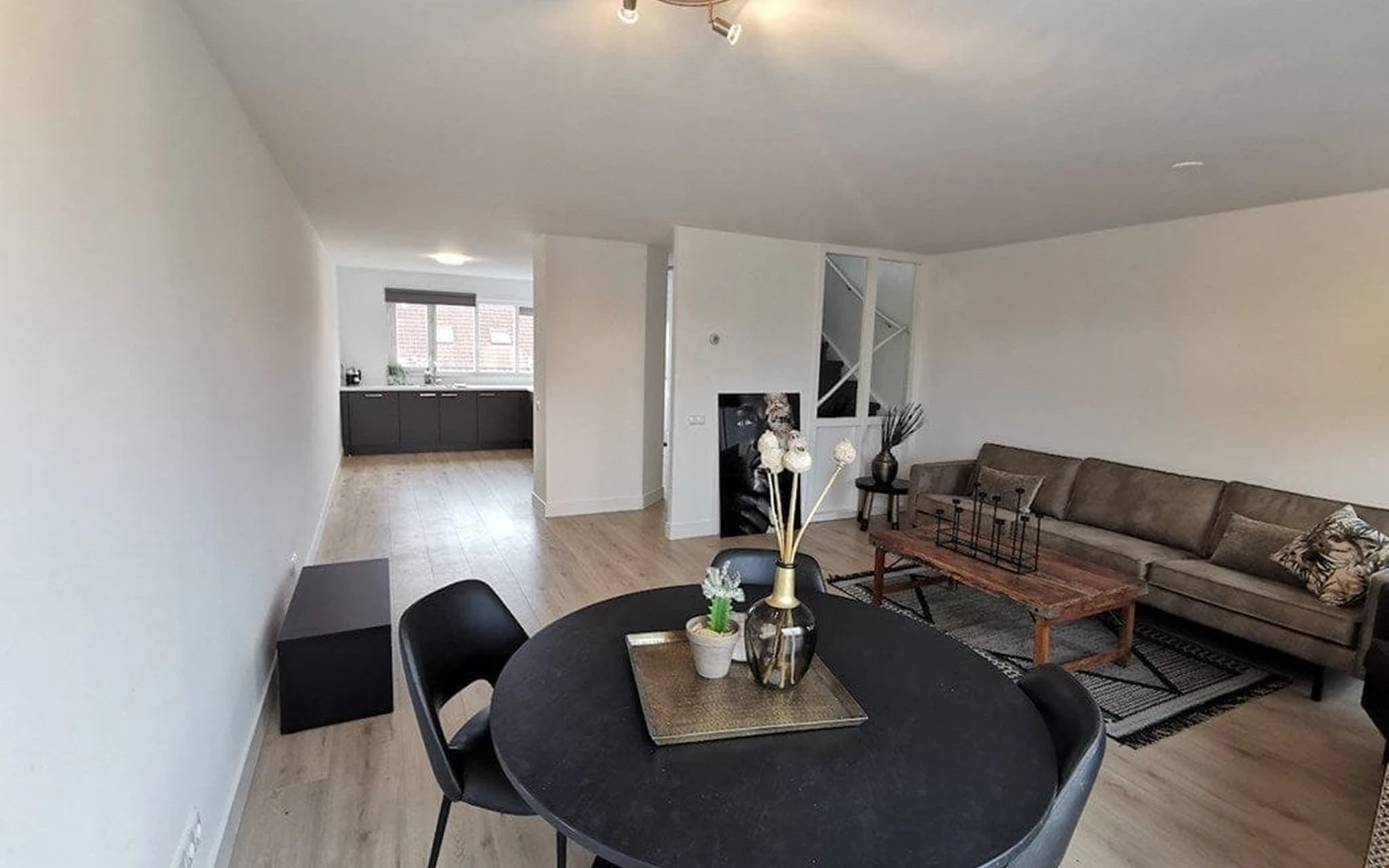 Plan de travail en pierre adoucie : joint homogène, arête nette et continuité de surface, rendu mat régulier, Luxembourg.