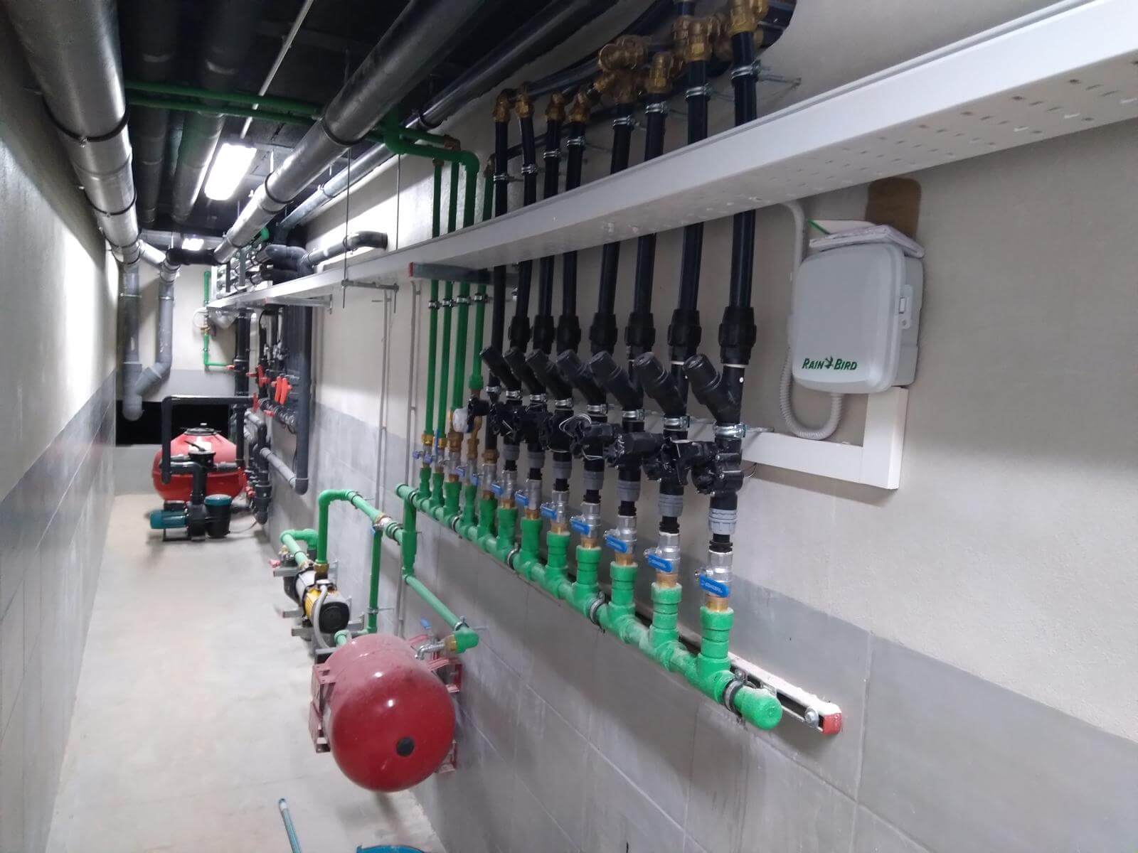 Sala de instalaciones hidráulicas en vivienda en Costa de los Pinos, Mallorca, con sistemas de ingeniería eficientes