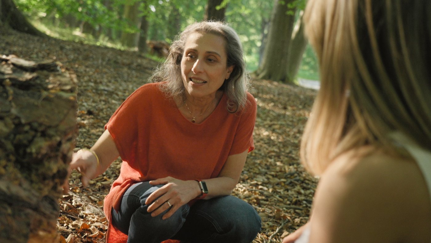 Mormodern ler i skogen i Hagaparken, ur filmen Att bli äldre