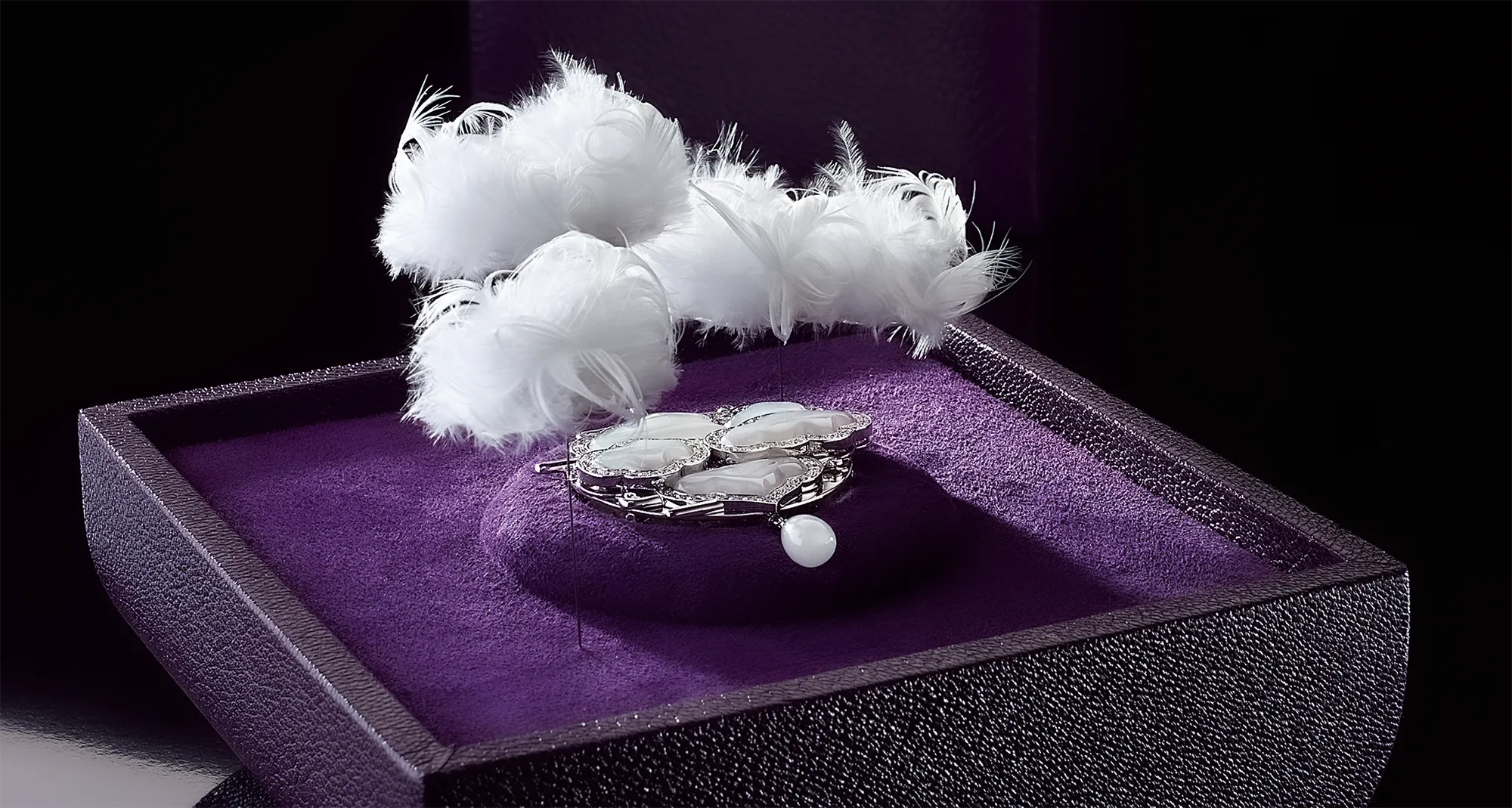 Pendentif Haute Joaillerie mécanique en plumes, jade, pavé de diamants