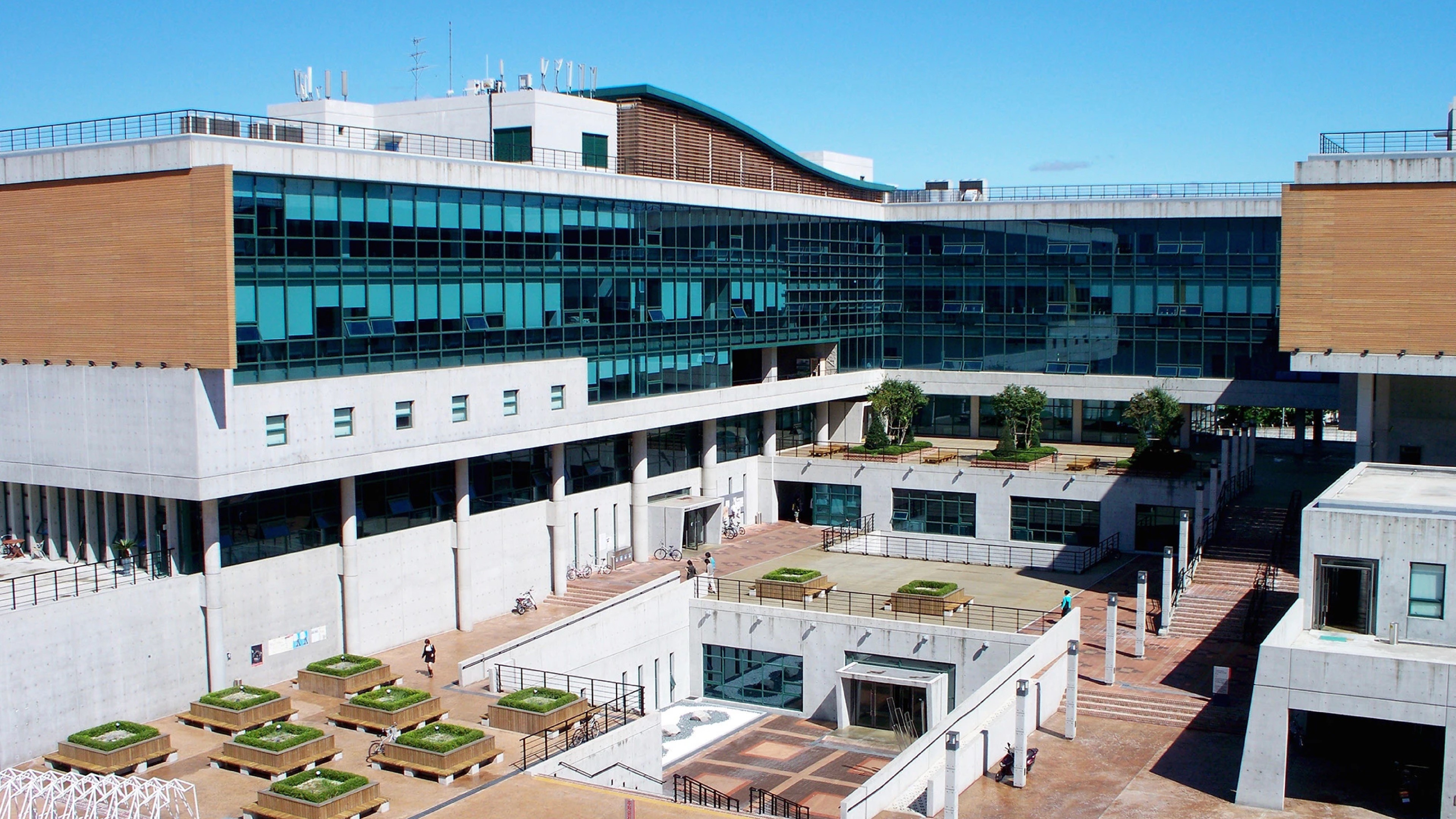 영화과 스토리텔링 실기 수업에서 학생이 캐릭터 설정과 플롯 구성이 적힌 화이트보드 앞에서 자신의 시놉시스를 발표하고 있다. 대학별 스토리텔링 실기 준비를 위한 연습 장면.