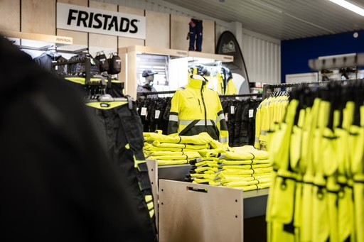 Medarbetare i profilkläder med företagslogotyp, exempel på 4Signs profilprodukter.