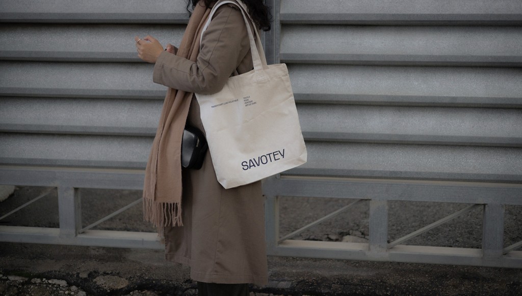 Signalétique extérieure du restaurant Au fil du goût, alliant visibilité et identité graphique forte. Composition graphique moderne pour une communication claire et attractive.