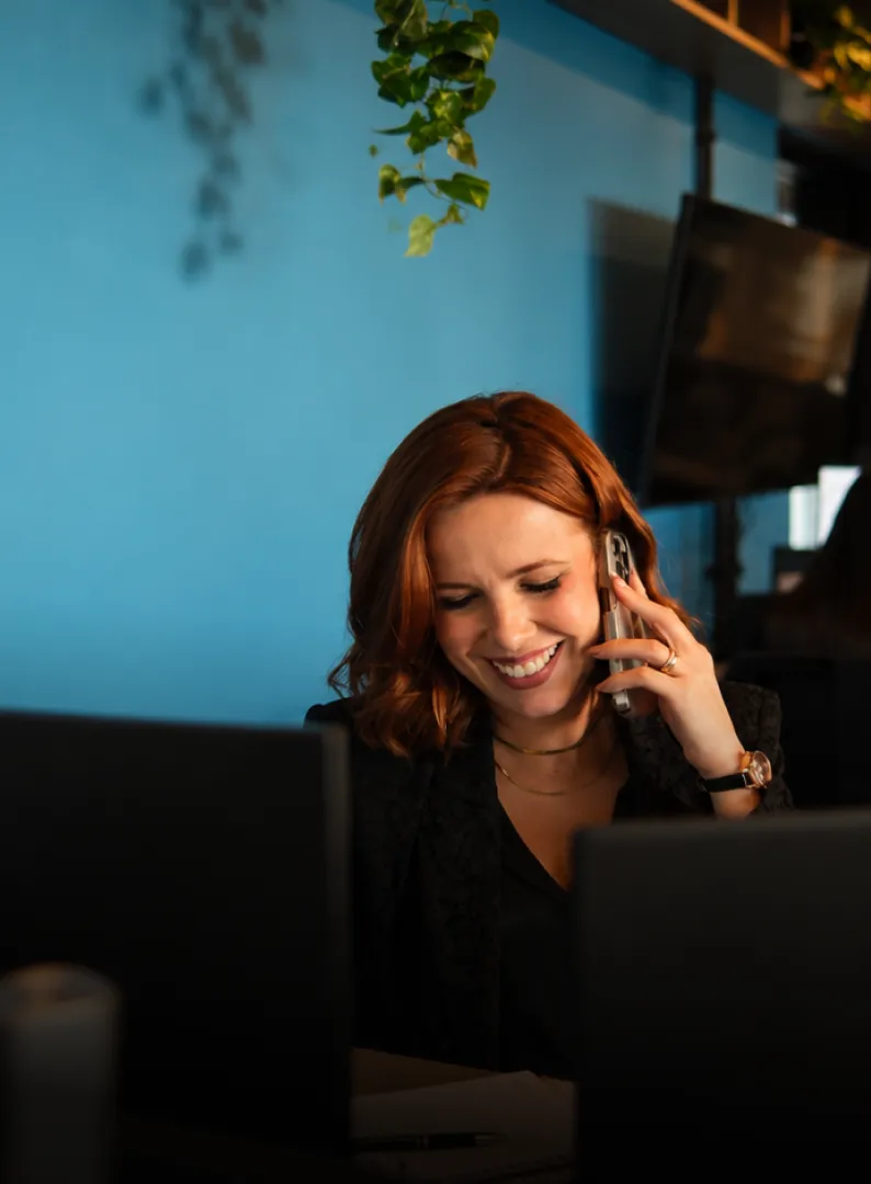 Consultora da Directcon em ligação com cliente