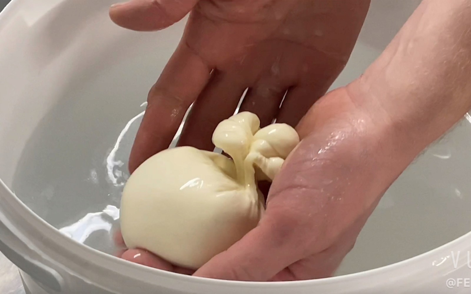 Người làm phô mai burrata tại Bảo tàng Phô mai, Paris, Pháp.