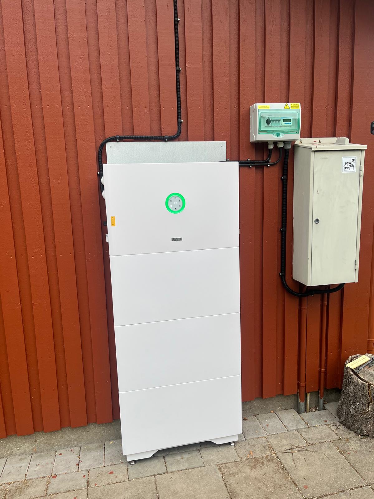 Elektriker installerar laddbox med grönt teknik-avdrag i Uppsala, Delta Elinstallation