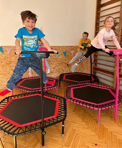 Chlapec ve výskoku na sportovní trampolíně