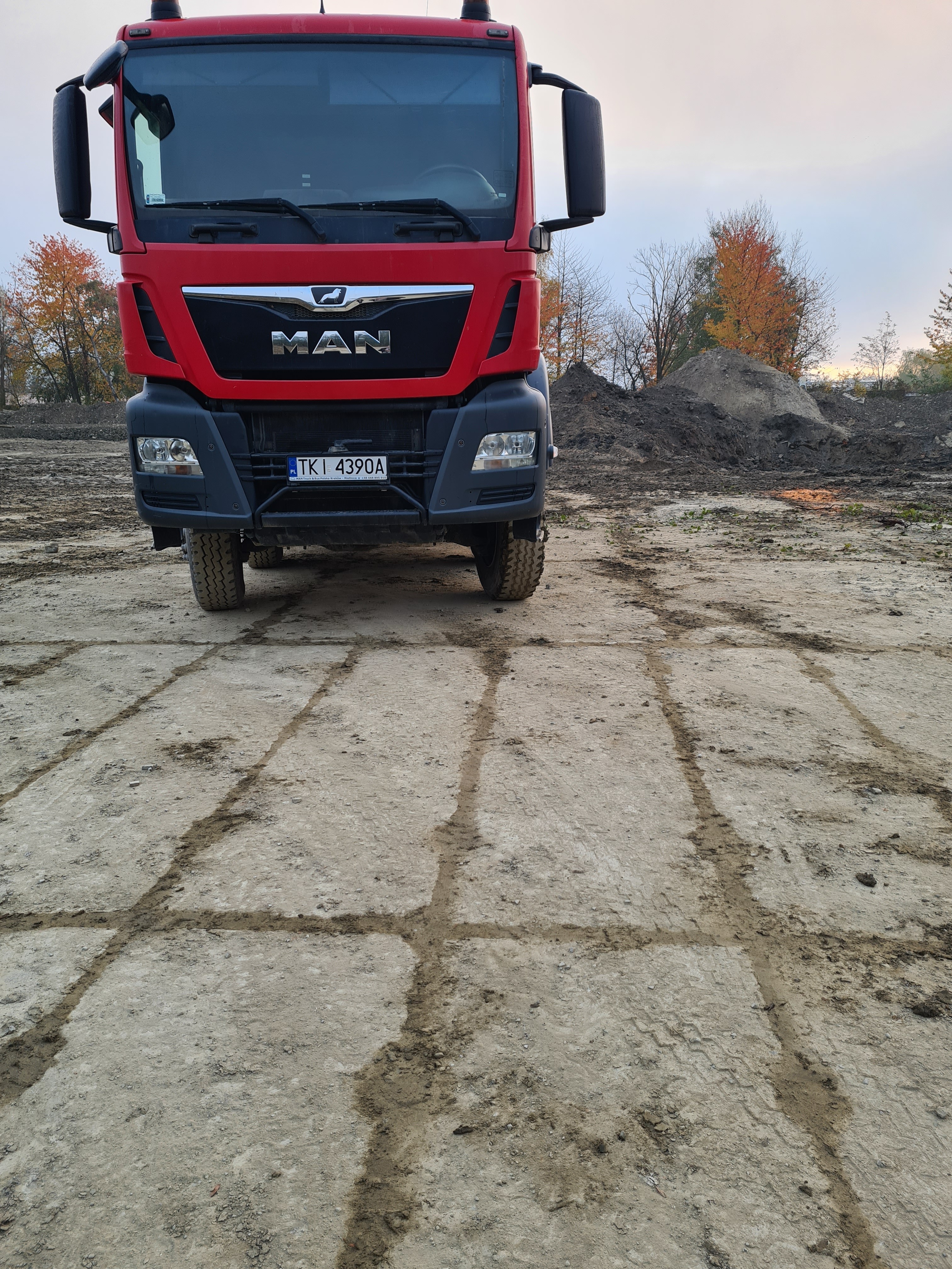 Pojazdy szkoleniowe CKZ Cypcer, idealne do nauki jazdy w terenie, w tym samochody terenowe i dostawcze.