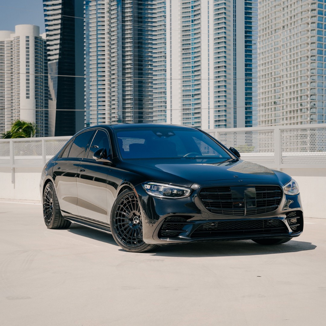 Front 3/4 view of a sleek black Mercedes-Benz S 580 luxury sedan rental in Miami, showcasing its elegant design.