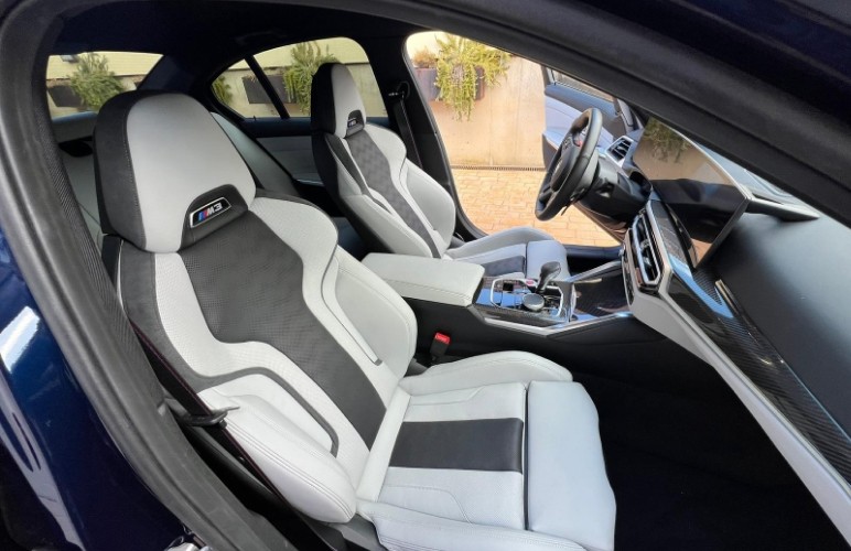 black car steering wheel during daytime