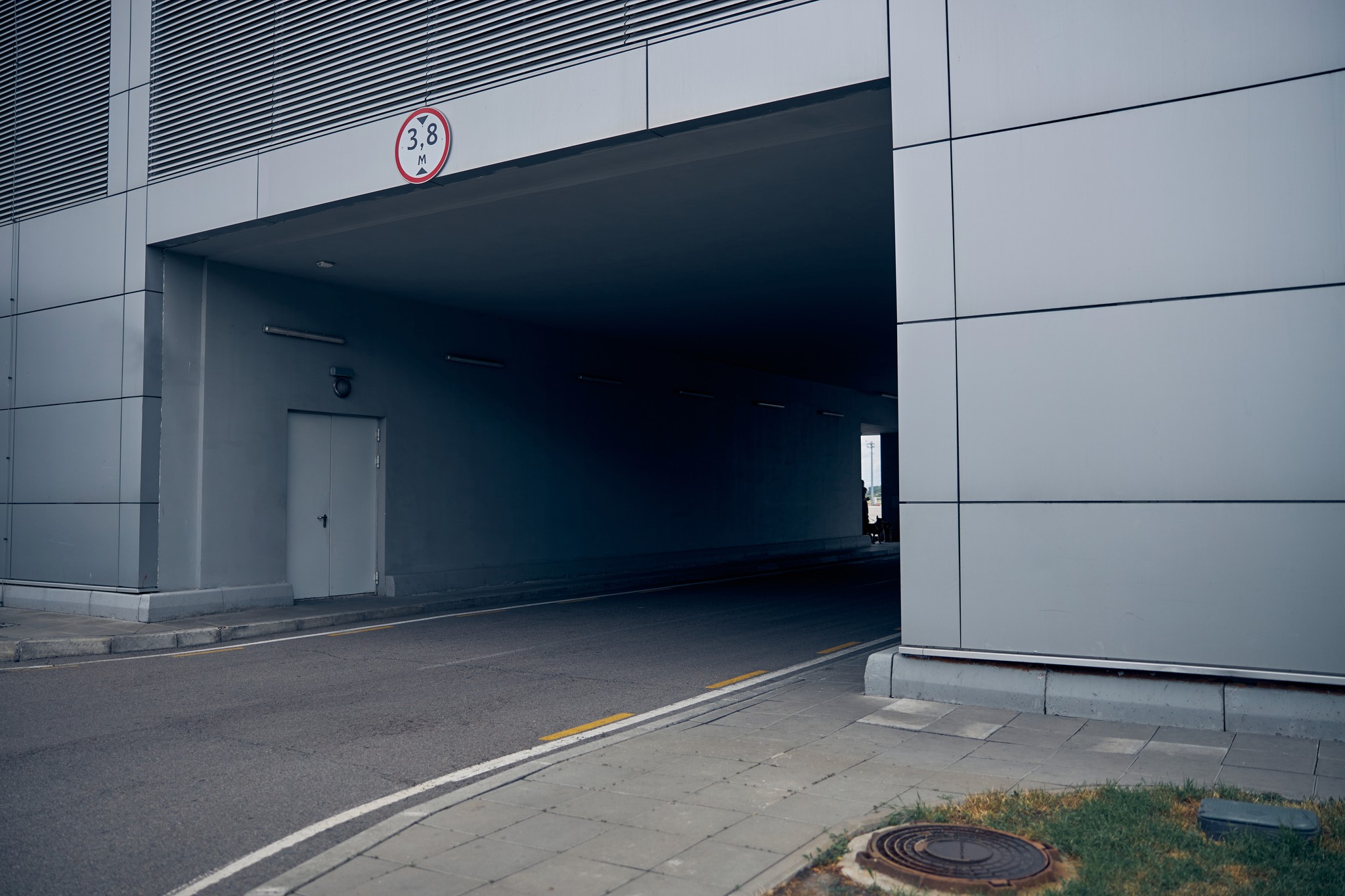 Moderner Wartebereich in einem Bürogebäude mit Aufzug und Sitzgelegenheiten.