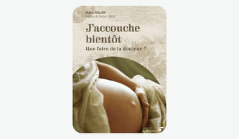 femme qui forme un coeur avec ses mains